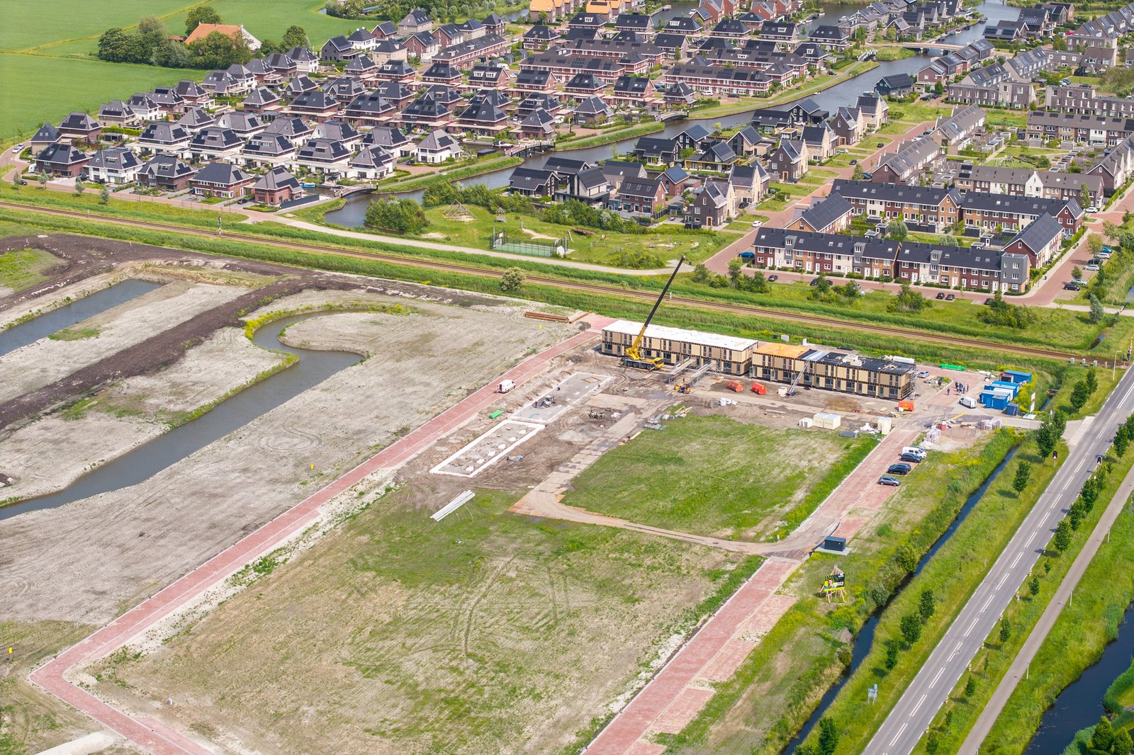 Droneshot van nieuwbouwwijk